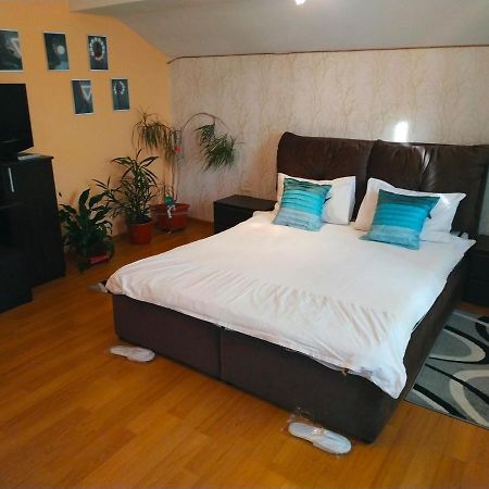 Apart Club Kosmo Apartment Chernivtsi Exterior photo